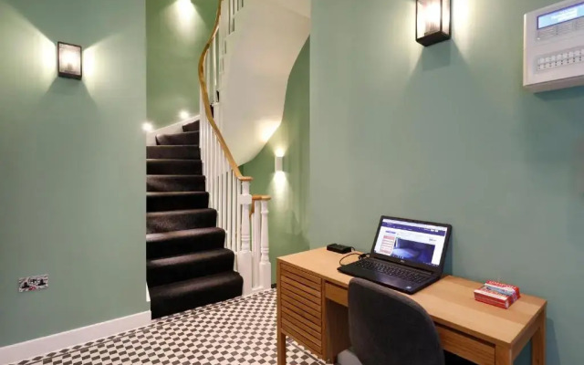 Exhibition Court Hotel 3