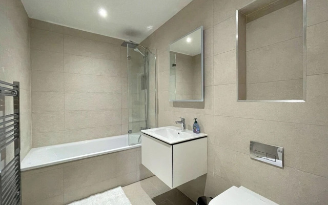 Luxury 2 Bedroom Apt with Parking
