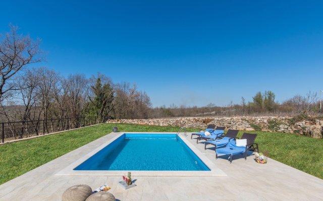 Beautiful Stone House with Large Garden And Private Pool