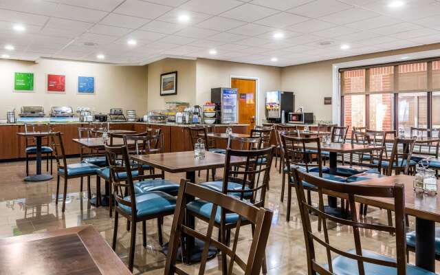 Comfort Inn & Suites Airport - American Way
