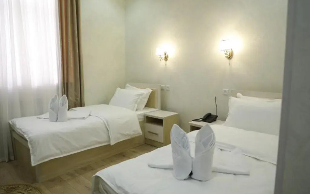 Status Hotel