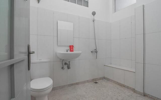 RedDoorz Hostel near Braga Citywalk