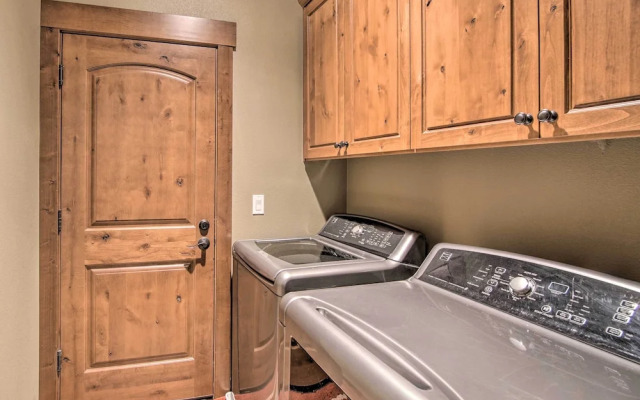 Modern-rustic Ronald Getaway: Hot Tub, Grill!