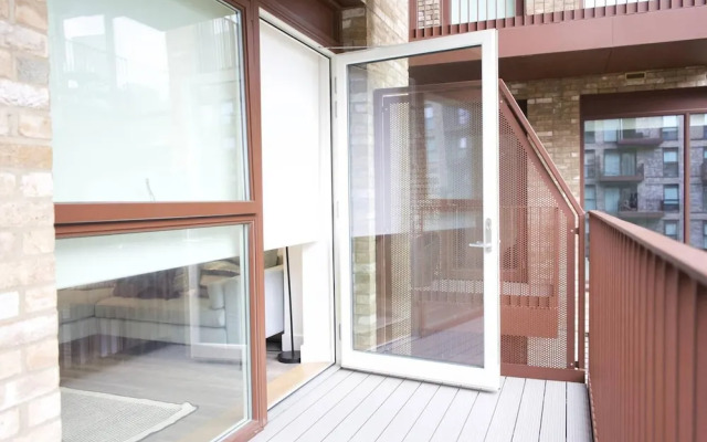 Luxury London Royal Wharf Apartment