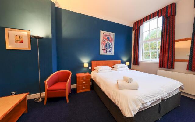 Large Central Spacious Studio Apartment With High Ceilings