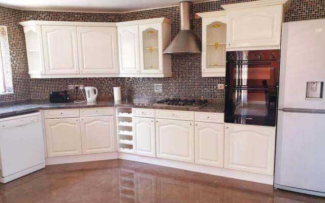 Lovely 4-bed , 3 Bath Villa in Bolton, Manchester