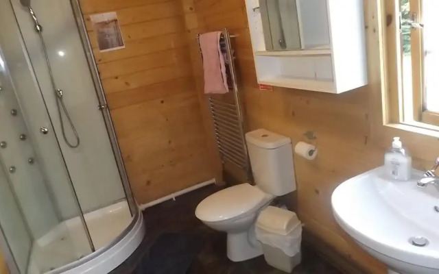 Spacious 3 Bedroom Cabin at Avonvale Holiday Lodge