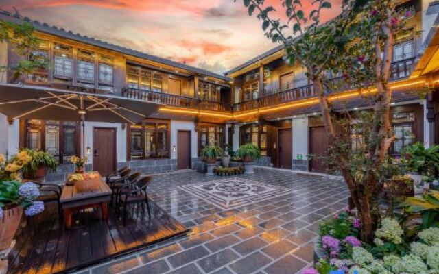 Bashilai Inn (Lijiang Ancient City Mufu Branch)