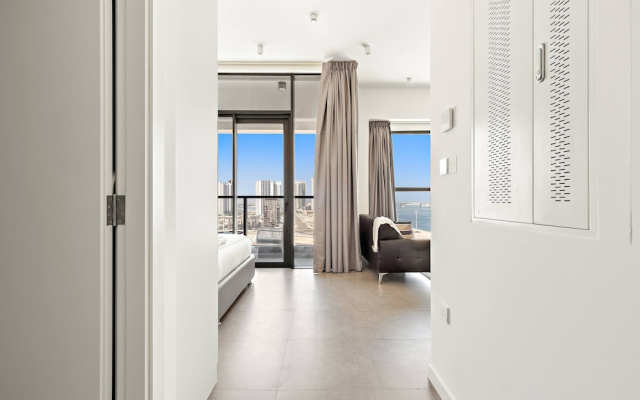 Silkhaus Chic Studio Private Beach Pixel Tower