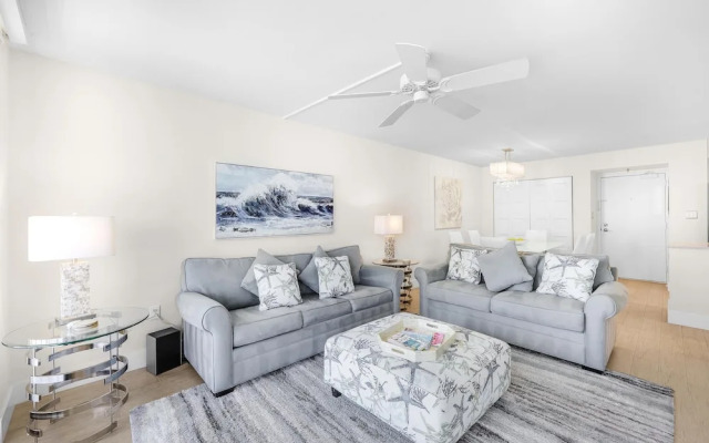 Inviting Condo on Beach With Pool and Tennis Courts