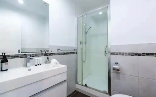 Spacious Home With Balcony - Free Carpark!