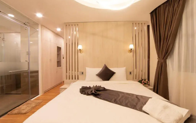 Silent Night Dem Lanh Hotel