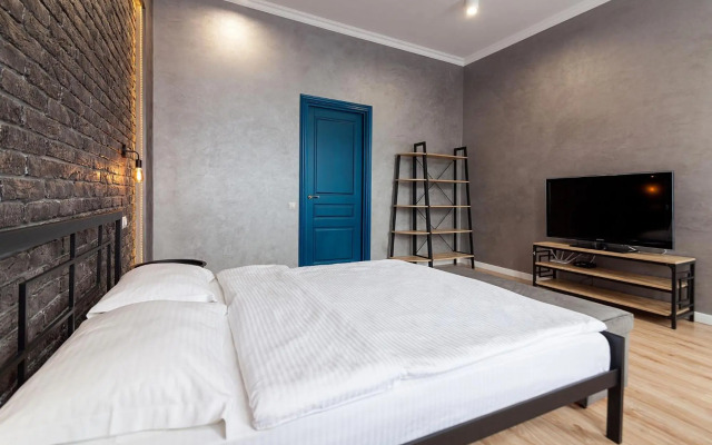 LEOGRAND Three Bedrooms VIP Apartment on Kniazia Romana 12