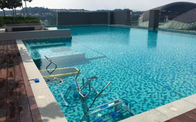 Luxury Homestay at Emira Residence