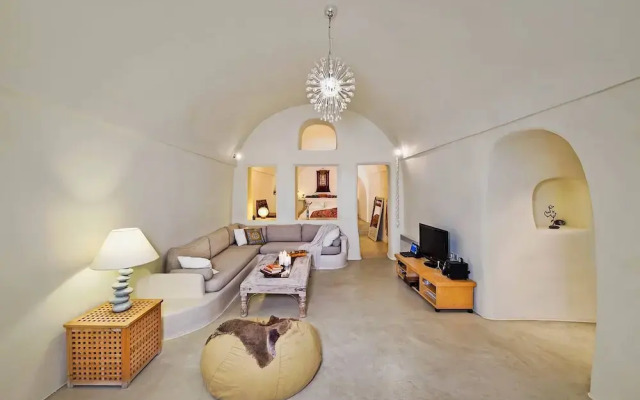 Real Santorini Cave House far From the Crowds
