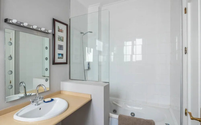 Cheerful 6 Bedroom House in Seville With Terraces