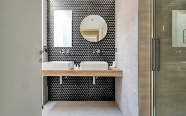 Elegant apt with parking and balcony