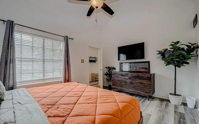 Upscale 1BR Condo in Med Center