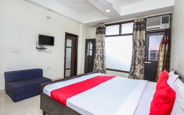 OYO 24978 Maryada Hotel