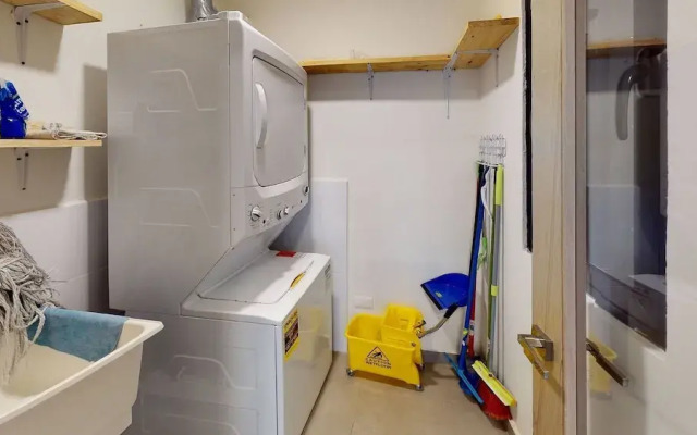 Luxury Condo 1 Br Pool Excellent Location