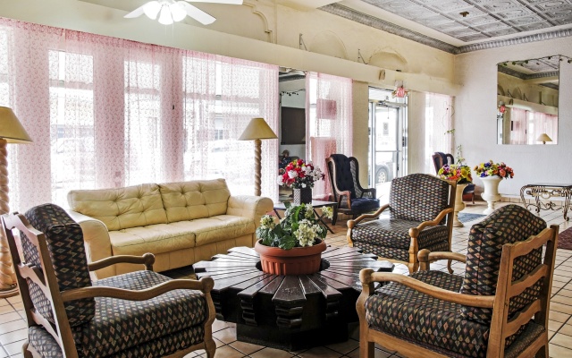 OYO Cameron Historic Hotel Brownsville I-69E