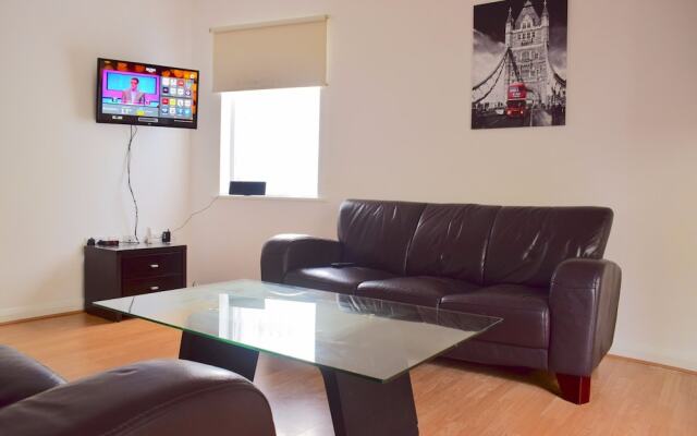 Spacious 2 Bedroom in Shepherds Bush With Patio