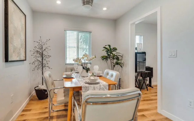 4 Mi to Sofi Stadium, Fenced Yard: Modern Retreat!