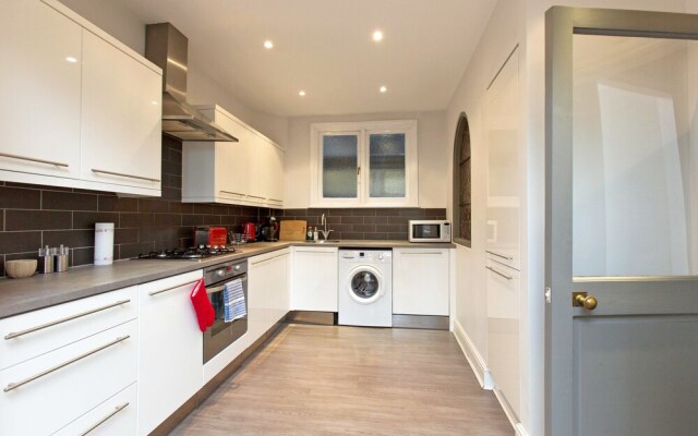 Exquisite 2 bed and bath in Kensington