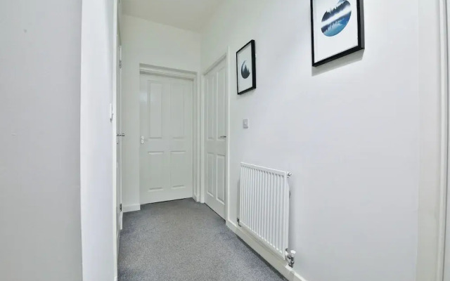2 Bed Flat with Parking Near Waterfront