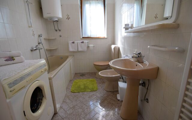 Holiday house Zlatna - with beautiful garden: Selca, Island Brac