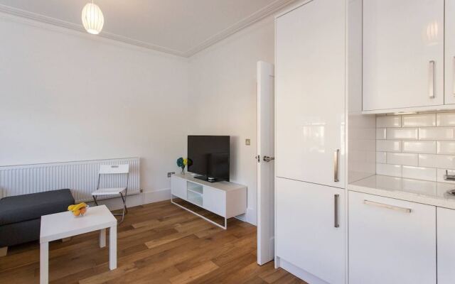 Sleek 2BR flat in Hither Green, by Mountsfield Park