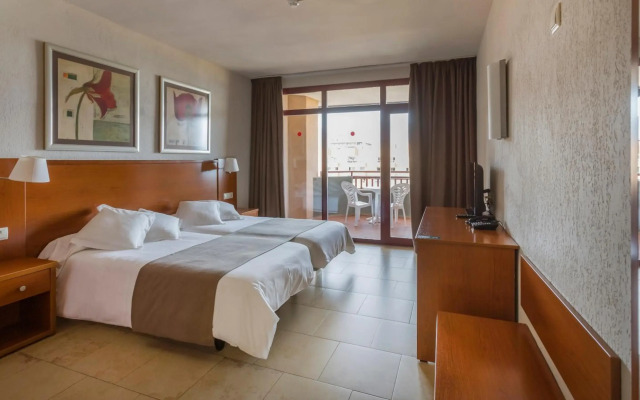 Las Palmeras Affiliated by FERGUS Hotel 