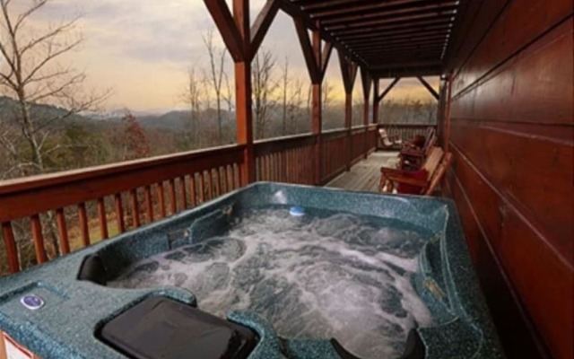 Spacious Party Hut Near Attractions by Redawning