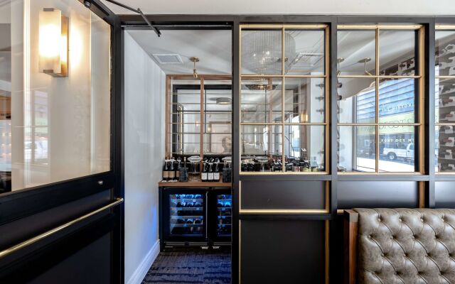 Hotel Fort Des Moines, Curio Collection by Hilton