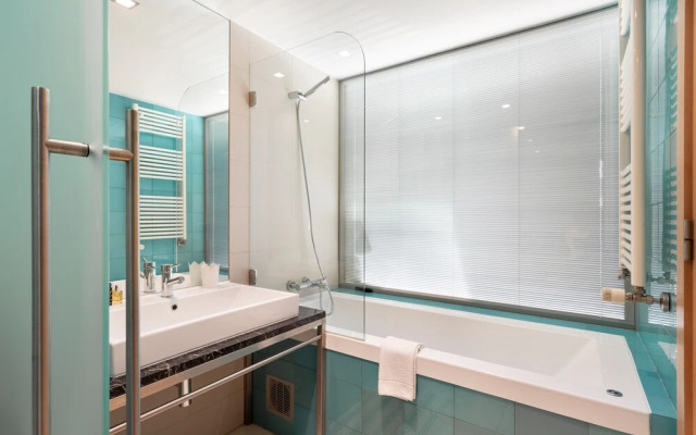 ALTIDO Superb Apt w/Terrace Pool & Spa in Cascais