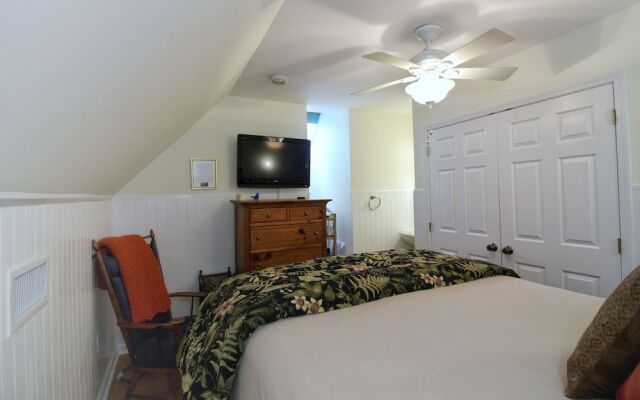 Tudor Oaks Inn