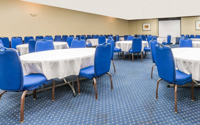 Holiday Inn Dallas Market Ctr Love Field by IHG