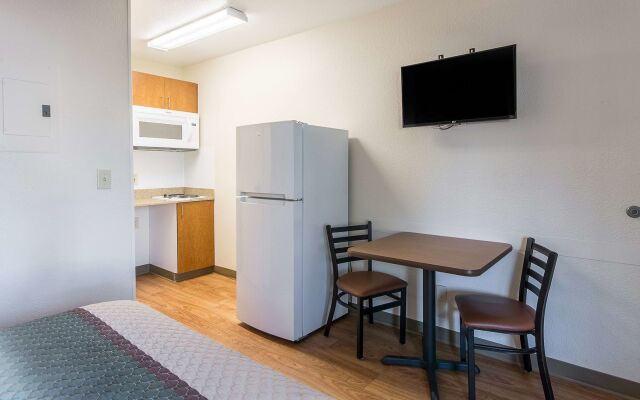 HomeTowne Studios by Red Roof Fresno - West
