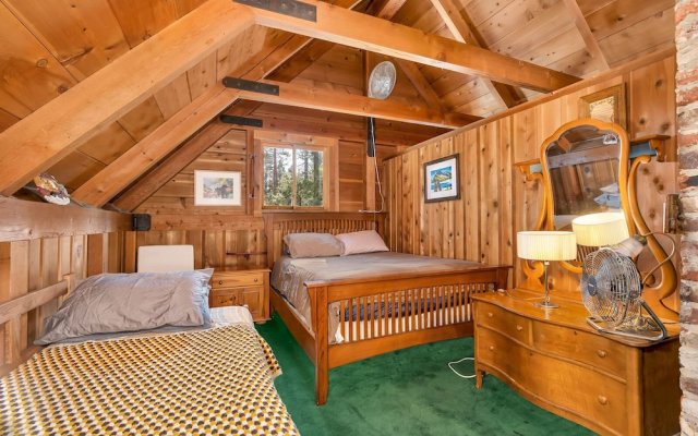 Rustic Knotty Pine - Minutes to the Water!