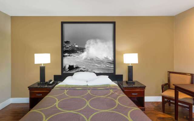 Super 8 by Wyndham Martinez