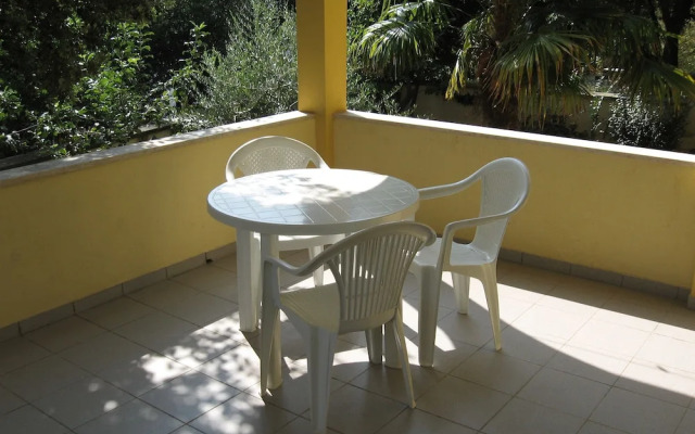 Six Person Apartment With Two Bedrooms And 200M From Beach In Pjescana Uvala