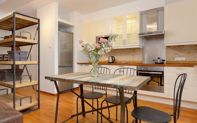 Broniwoja Apartment by Renters