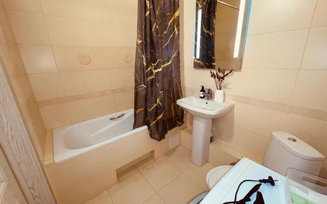 Be Happy (Би Хеппи) на улице Жлобы