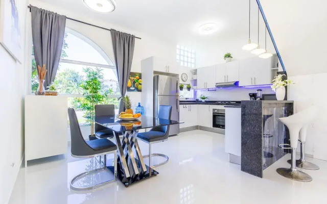 New Stylish 3BR Villa With Private Pool Terrace