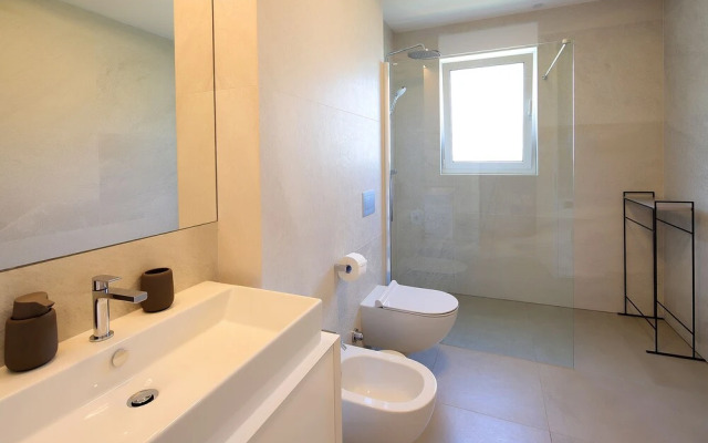 Stylish Apartment 100m from the Beach