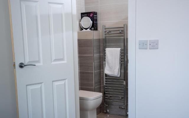 Fantastic Large House with Private Parking