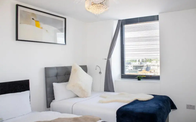2 Bedroom Central Apartment With Parking