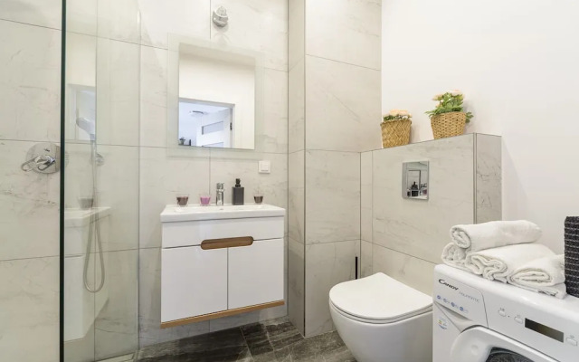 Lumina apartment on Drewnowska