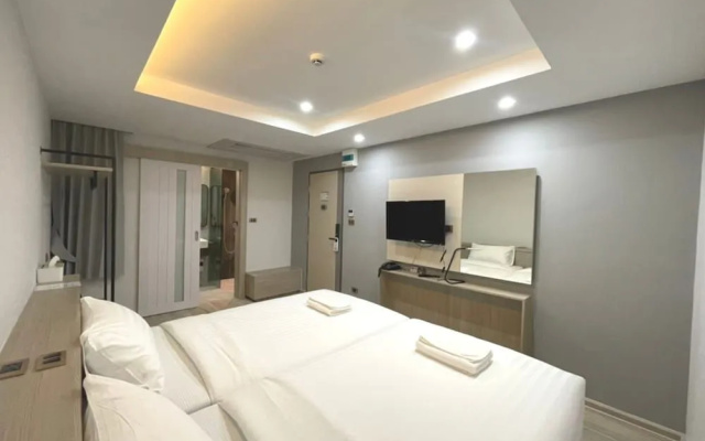 The Riski Hotel at Bangphlat Station