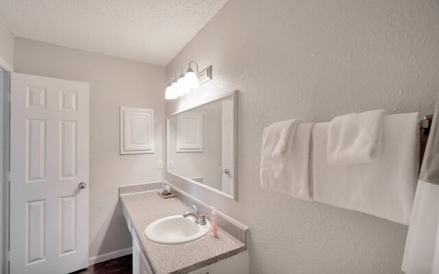 Lovely Midland Getaway With Fitness Center